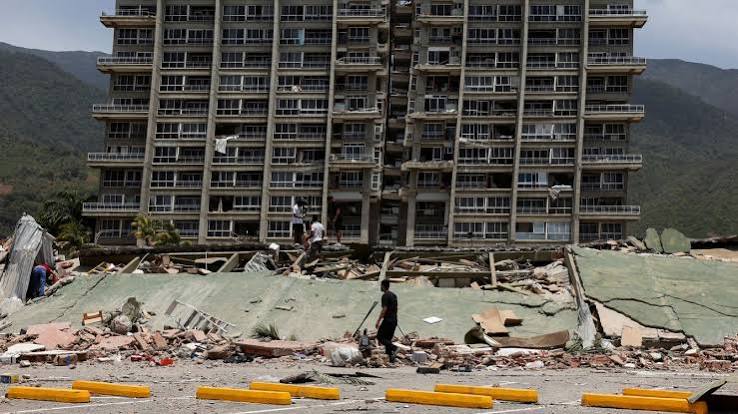 Edificio colapsado en La Guaira tras el terremoto